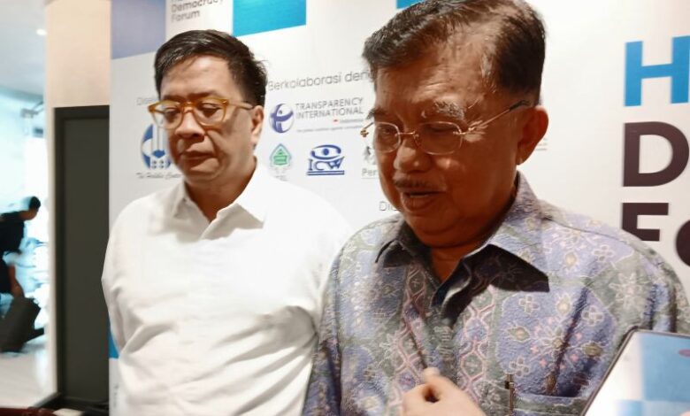 Wakil Presiden ke-10 dan ke-12 RI Jusuf Kalla saat menyampaikan keterangan usai menghadiri peluncuran Habibie Democracy Forum di Jakarta Pusat, Jakarta, Rabu (15/11/2023). (ANTARA)