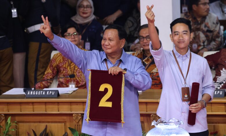 Pasangan Capres Prabowo Subianto - Gibran Rakabuming Raka saat menerima undian nompr urut 2 di Kantor Pemilihan Umum (KPU), Selasa malam (14/11/2023). (foto : TKN)