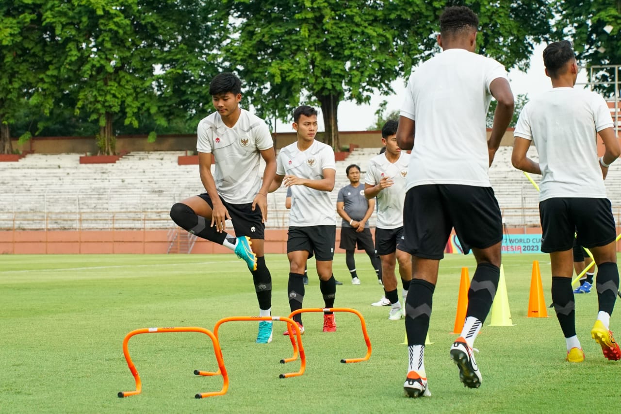 Skuad Garuda Muda tengah melakukan latihan di Stadion Gelora 10 November, Surabaya. Foto: Dok PSSI