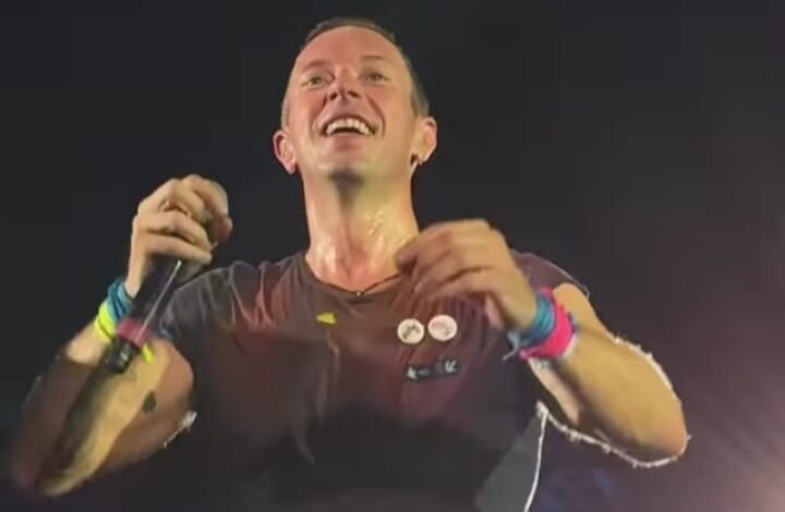 Penampilan vokalis Coldplay Chris Martin saat konser di Senayan, Jakarta. (Instagram/@coldplay)