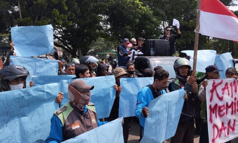 Ratusan tukang ojek saat melakukan aksi demo di gedung DPRD Lebak (foto Yasril/indopos.co.id)
