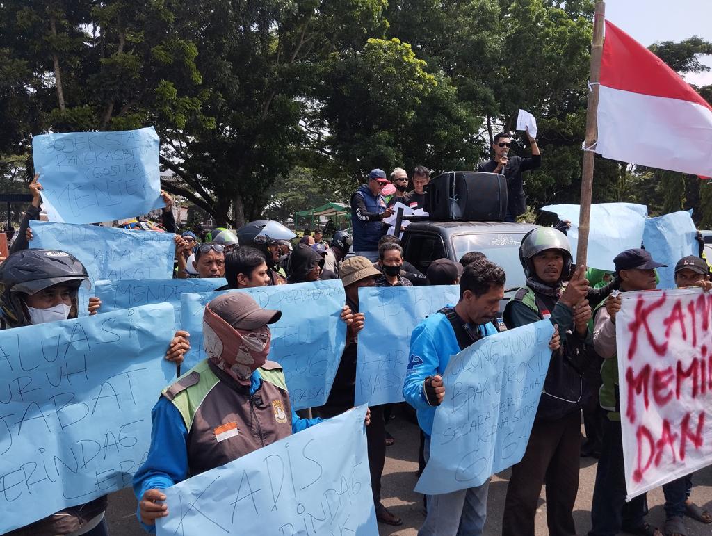 Ratusan tukang ojek saat melakukan aksi demo di gedung DPRD Lebak (foto Yasril/indopos.co.id)
