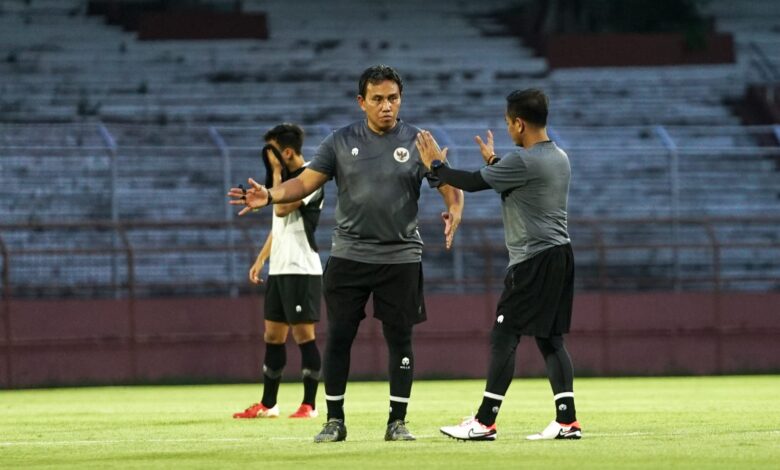 Pelatih timnas Indonesia U-17 Bima Sakti memimpin latihan skuad Garuda Muda di Stadion Gelora 10 November, Surabaya. Foto: Dok PSSI