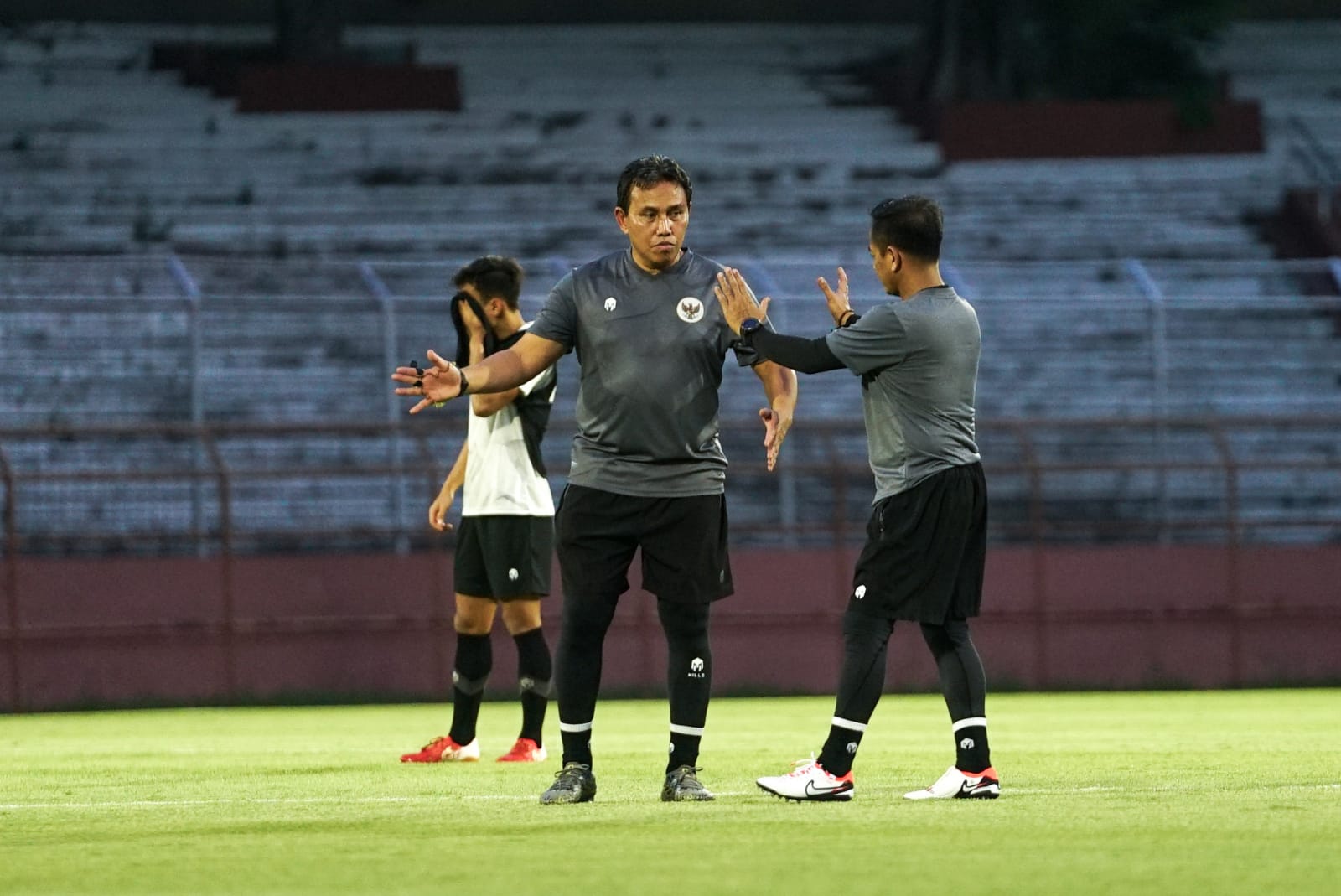 Pelatih timnas Indonesia U-17 Bima Sakti memimpin latihan skuad Garuda Muda di Stadion Gelora 10 November, Surabaya. Foto: Dok PSSI