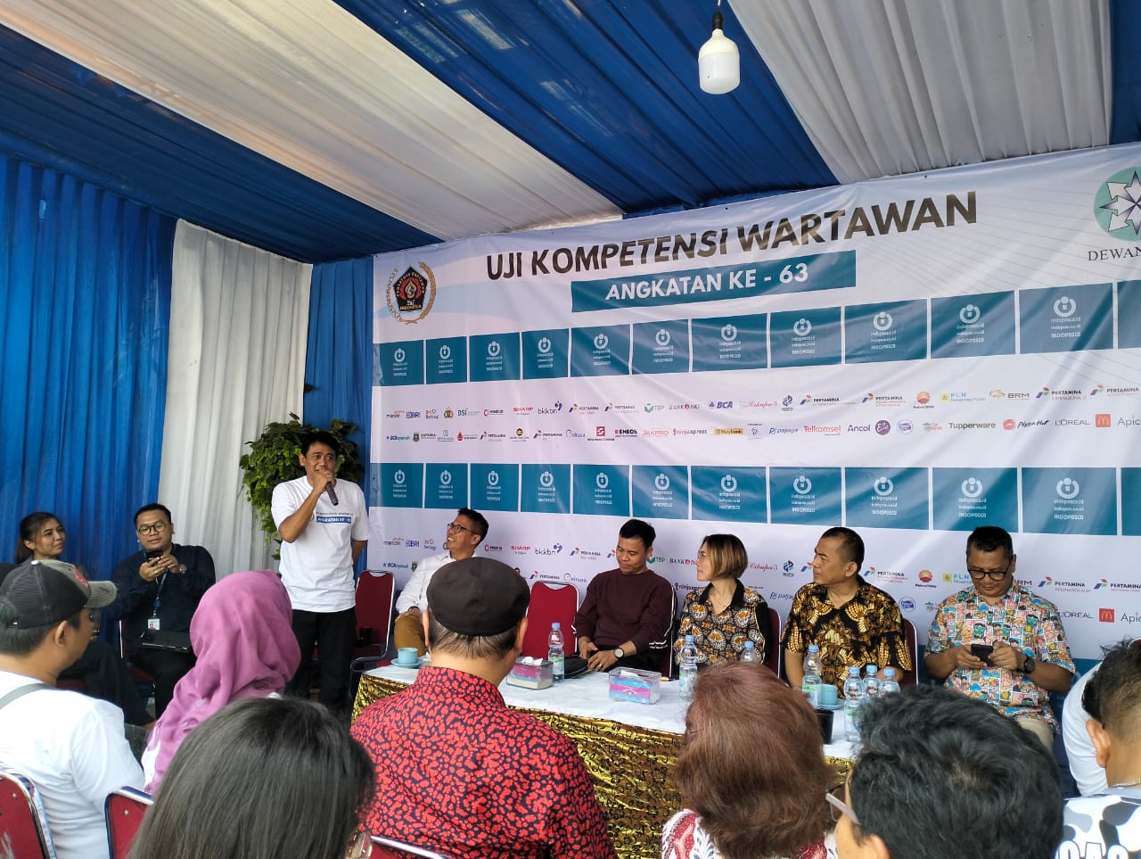 INDOPOS.CO.ID - Ketua Pelaksana Uji Kompetensi Wartawan (UKW) ke-63 Juni Armanto mengatakan, pelaksanaan UKW PT Indonesia Digital Pos (IDP) dengan Persatuan Wartawan Indonesia (PWI) Jaya sudah berlangsung dua kali. "UKW pertama ada selebrasi peserta di kapal milik Kementerian Kelautan dan Perikanan (KKP)," ujar Juni Armanto saat penutupan UKW di kantor PT IDP di Jakarta, Kamis (16/11/2023). Ia menuturkan, pelaksanaan UKW pertama dilakukan di kantor PWI Jaya. Sementara pada UKW kali ini digelar di kantor PT IDP. "Bagi peserta yang dinyatakan belum kompeten jangan berkecil hati. Masih ada kesempatan untuk mengulang setelah 6 bulan lagi," ungkapnya. Aro sapaan akrab Juni Armanto ini mengaku pernah mengalami kegagalan saat mengikuti UKW. Namun dengan motivasi dan semangat tinggi, bisa lulus dan dibuat kompeten. "Tetap harus semangat dan jangan berkecil hati bagi peserta yang dinyatakan belum kompeten," ucapnya. Di masa politik saat ini, Direktur Konten PT IDP ini menuturkan, peran media sangat penting, terutama terkait berita bohong atau hoaks. "Jelang pemilu peran wartawan itu meluruskan terkait beredarnya berita hoax," ucapnya. Di tempat yang sama, Komisaris Utama PT IDP Syarif Hidayatullah menambahkan, pasca kegiatan UKW peran media semakin besar. Sebab itu, perlu bergabung dalam organisasi profesi wartawan. "Yang sudah UKW tugas selanjutnya berorganisasi bergabung dengan organisasi profesi. Sebab, untuk menjadi presiden pun mereka harus berpartai politik," katanya. Ia menyebut, PWI merupakan organisasi profesi wartawan terbaik di Indonesia. Ia berharap peserta UKW yang kompeten bisa bergabung di dalamnya. "Ingin membesarkan media pun kita dituntut untuk berorganisasi. Ini tidak jauh berbeda di dunia politik," ucapnya. Diketahui, PT IDP kembali menggelar UKW untuk angkatan ke-63. PT IDP sendiri menaungi media online indopos.co.id, media online indoposco.id dan media cetak indoposco. (nas)