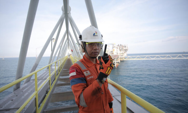 Pekerja-Anjungan-Bravo