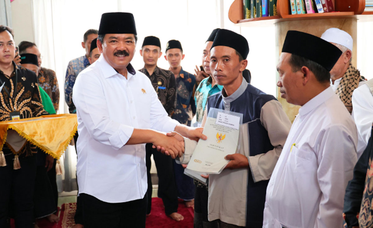 Menteri Atr Kepala Bpn Serahkan Sertipikat Redistribusi Tanah Kepada Masyarakat Kabupaten