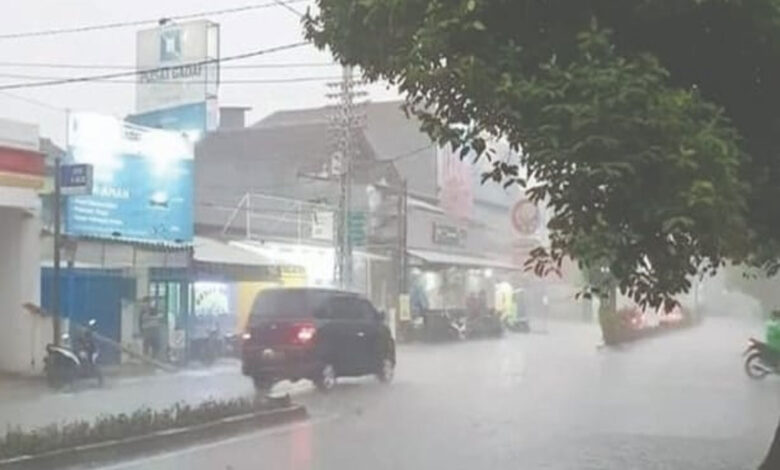 hujan-petir-co