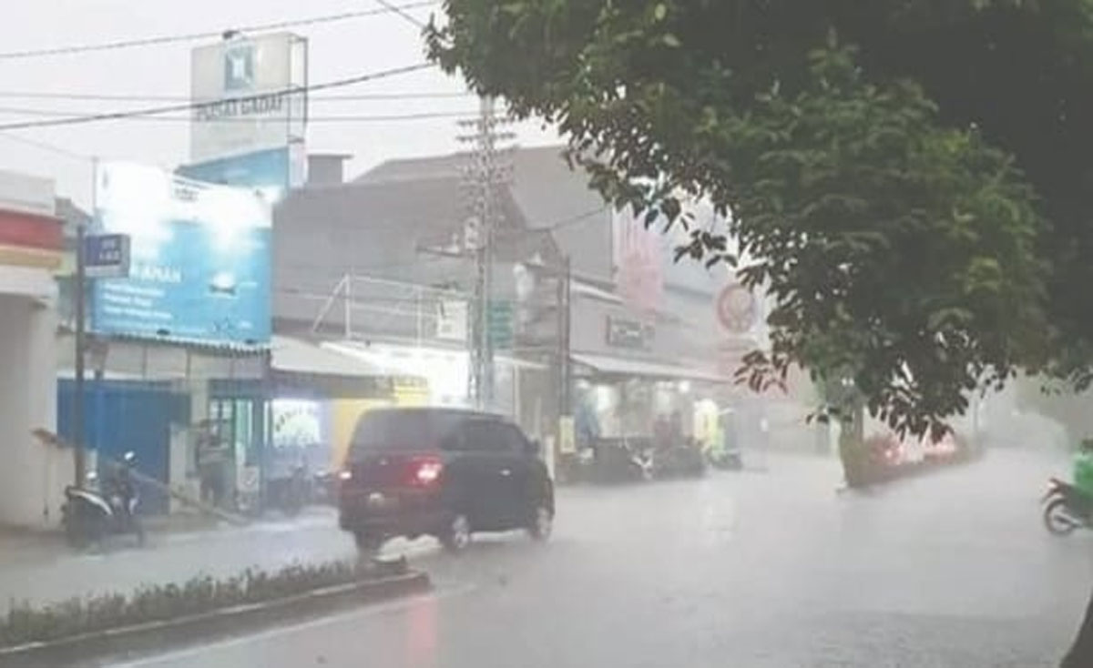 hujan-petir-co
