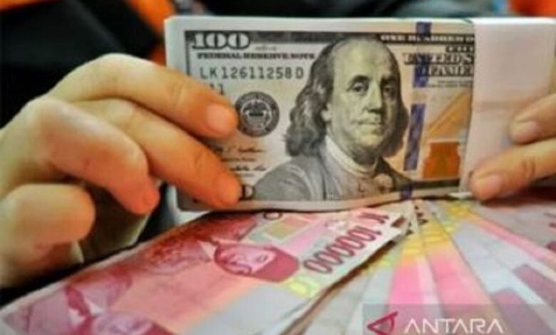 Ilustrasi - Lembaran mata uang rupiah dan dolar AS. (ANTARA)