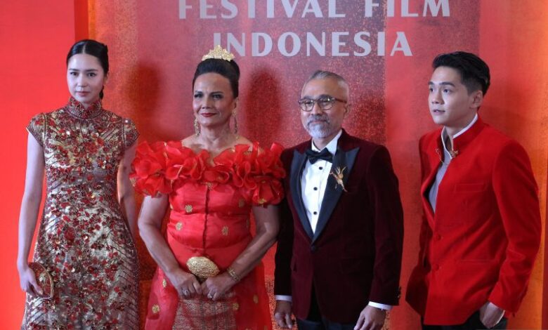 Foto : Christine Hakim, Lukman Sardi, Laura Basuki, dan Chicco Kurniawan