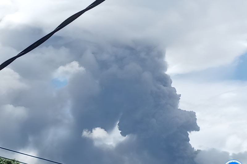 Foto : Gunung Dukono di Maluku Utara Lontarkan Abu Vulkanik Setinggi 1,2 Km