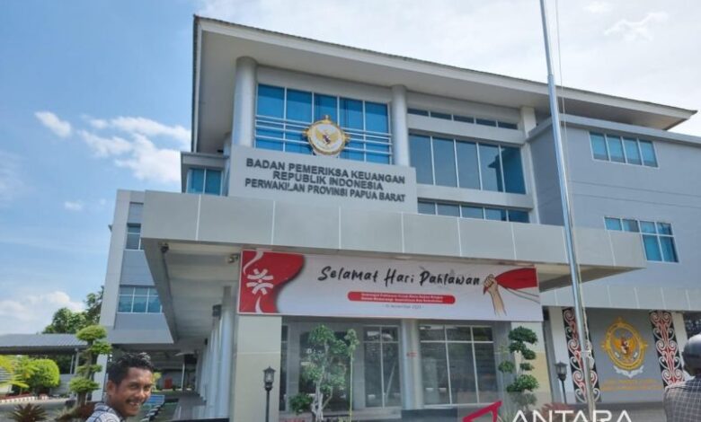 Foto : KPK Segel Ruangan Kepala BPK Papua Barat di ManokwariManokwaro