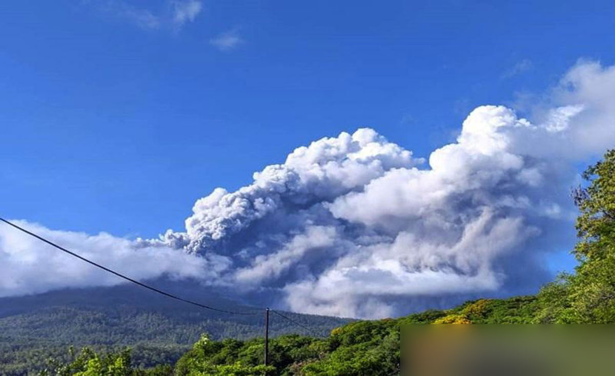 Gunung Lewotobi Laki-laki Lontarkan Abu Vulkanik Setinggi 1.000 Meter ...