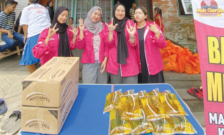 Srikandi Ganjar dan MAk Ganjar menggelar bazar murah barang kebutuhan pokok di Desa Saka Mangkahai, Kecamatan Mandomai, Kabupaten Kapuas, Kalimantan Tengah, Rabu (10/1/24). (Dok Srikandi Ganjar)