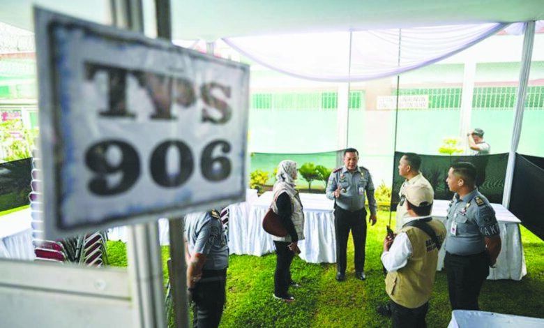 Seorang petugas berjalan di TPS Khusus di Rutan Salemba, Jakarta, Selasa (13/2/2024). (Antara)