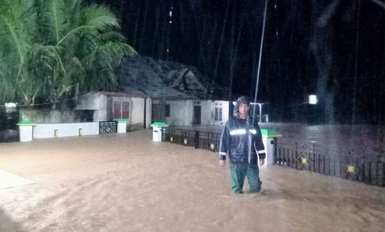 Banjir Rendam Pesisir Selatan, 10 Orang Meninggal Dunia - Indoposco