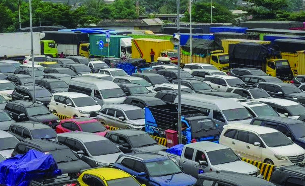 Cuaca Ekstrem, Pelabuhan Merak Penuh Antrean Kendaraan - Indoposco