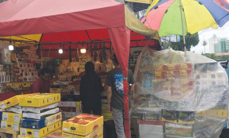 Penjual kurma mulai ramai mendekati Ramadan 2024 di kawasan Tanah Abang, Jakarta Pusat. Foto: Indopos.co.id / Dhika Alam Noor