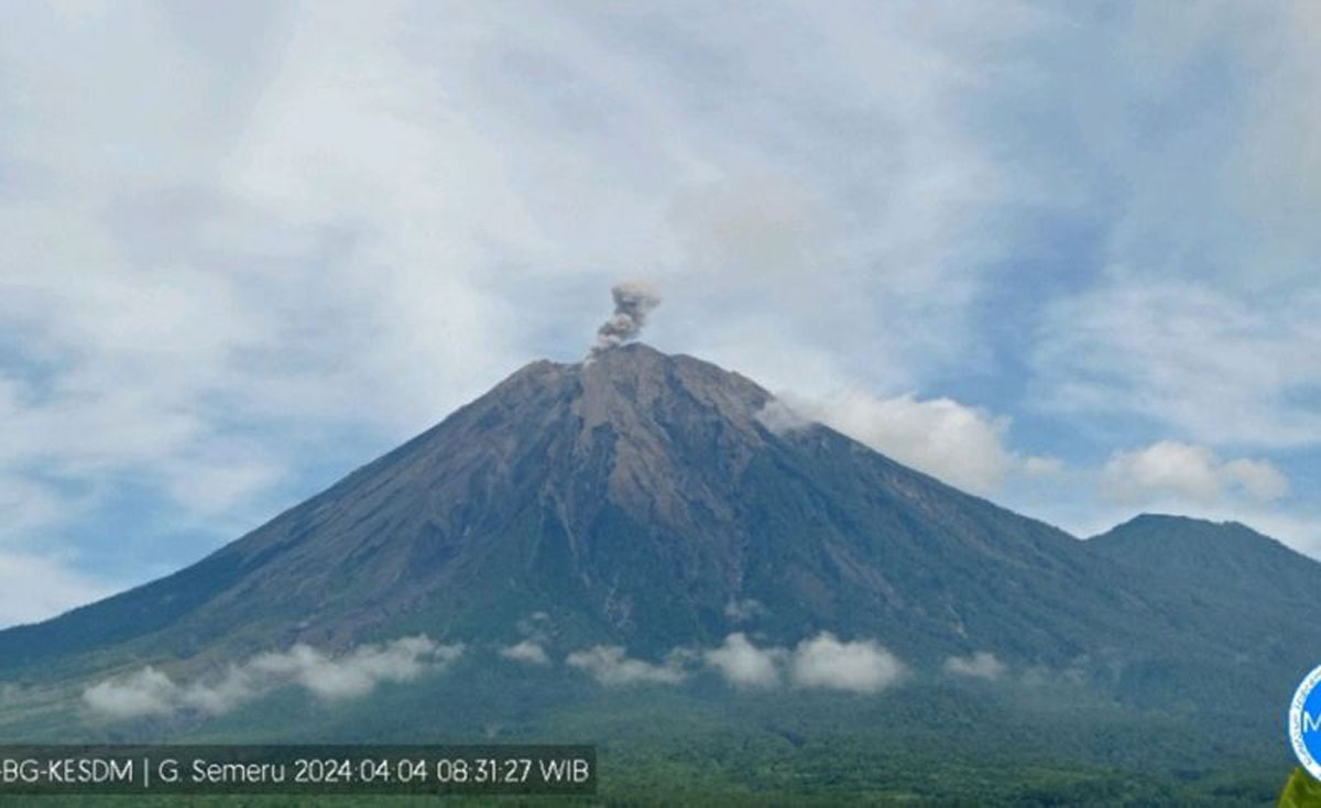 Gunung Semeru Kembali Erupsi Lontarkan Abu Vulkanik - Indoposco