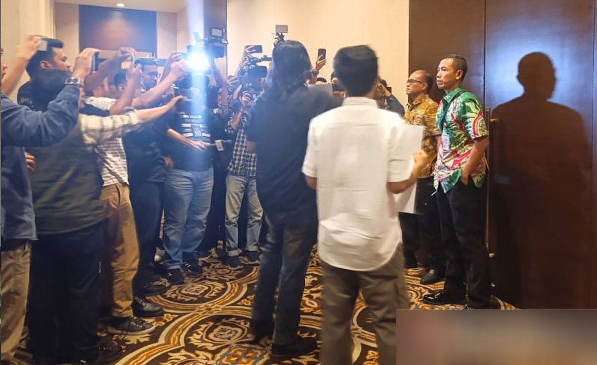 Rapat-Tertutup