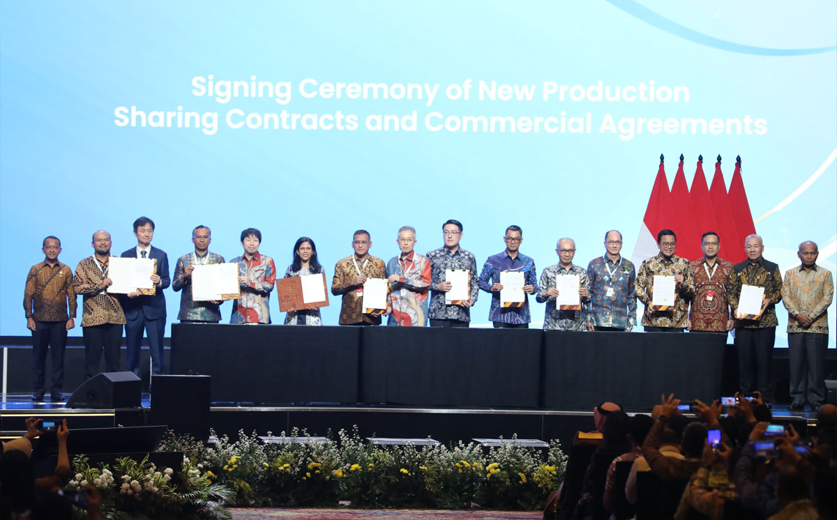 Signing-Ceremony