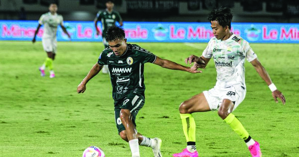 Pesepak bola PSS Sleman Paulo Oktavianus Sitanggang (kiri) berebut bola dengan pemain Persib Bandung Moh. Edo Febriansah (kanan) dalam pertandingan BRI Liga 1 di Stadion Manahan, Solo, Jawa Tengah, Senin (9/12/2024). Edo Febriansyah sekarang memperkuat Dewa United. ANTARA FOTO/Mohammad Ayudha/nym. (ANTARA FOTO/MOHAMMAD AYUDHA)