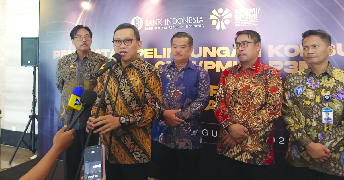 Menteri Pelindungan Pekerja Migran Indonesia (P2MI) Abdul Kadir Karding (tengah) memberikan keterangan soal peluncuran KUR khusus PMI. (Dhika Alam Noor/ INDOPOSCO)