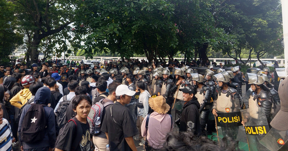 aparat-polisi-berjaga2