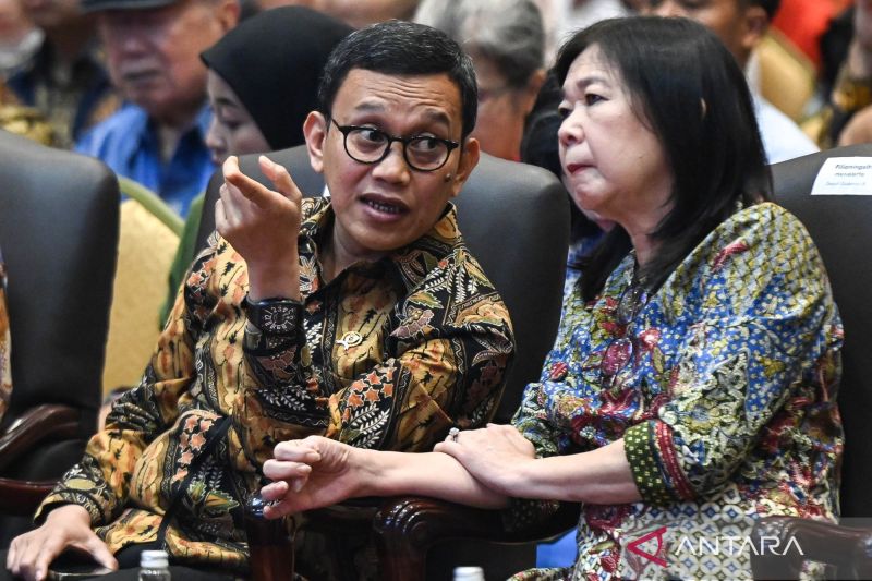 Deputi Gubernur Bank Indonesia Filianingsih Hendarta (kanan) pada acara peluncuran Era Baru Kredit Usaha Rakyat (KUR) Penempatan Pekerja Migran Indonesia di Jakarta, Jumat (29/8/2025). (ANTARA)
