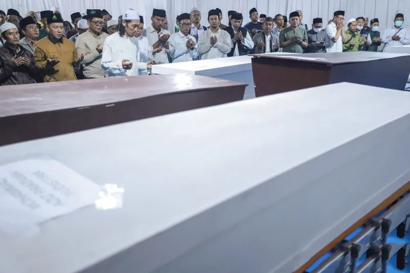 Pemulangan-jenazah-korban-runtuhnya-bangunan-mushala-pondok-pesantren-061025-rzl-2-1(1)